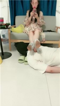 【调教视频】【总攻大人】脚下喂食-闻舔脏臭拖鞋 JS250710-10