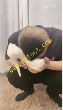 TL36084 妍主大大】发现邻居偷舔鞋子58分钟