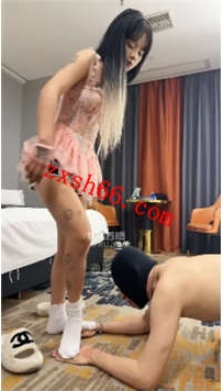 TLZB26180素人饮水机-纹身精神小妹手脚耳光口水踩踏舔脚35分