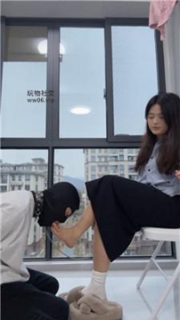 【调教视频】【子熙大人】家奴踩踏喂食-毛拖鞋白袜虐 bf50500