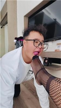 【调教视频】【黑皮妈妈】黑丝网袜玩秃头奴 JS251112-4