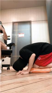 【调教视频】【小渔崽】狗舌清理小白鞋白棉袜 JS250711-1