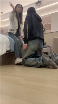 【调教视频】【沐沐大大】闺蜜观战-抽耳光/小白鞋白袜玩弄 JS250108-32