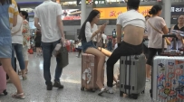5933 美少妇光鲜靓丽的年轻脚丫