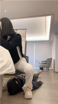 【调教视频】【黛樱】御姐S-坐在狗身上做直播 bf49273