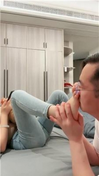 【调教视频】【孟禾】牛仔裤女神玉足羞辱 JS250511-3