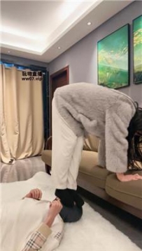 【调教视频】【猴歌】黑棉袜踩踏气味辱 JS250331-18