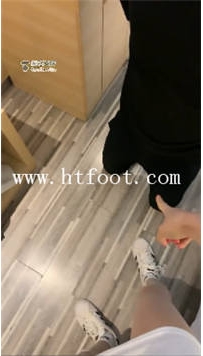 TL17699 苏老师S带闺蜜回家撞见偷闻袜子的儿子43分钟
