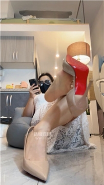 【第一视角】【覆面小妈】白蕾丝连衣裙裸足骚妈妈    251015-9