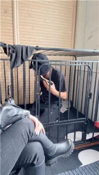 【调教视频】【77夫妻】圈养狗笼-踩踏喂食[上] JS251007-1