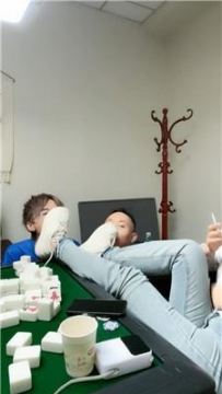 【调教视频】【语阳】麻将桌底下-小白鞋踩双奴 bf52245