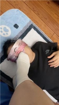 【调教视频】【毛绒月亮】白袜气味辱-铆钉高跟踩 JS250702-10