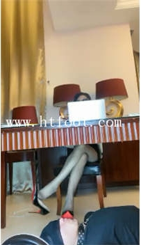 TL15541 苏曼S办公桌下的凌辱62分钟