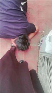 【调教视频】【璃茉】楼道公开舔脏鞋 JS250504-40