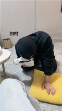 【调教视频】【小凤梨】牛仔裤坐脸-舔小白鞋白袜 JS250331-43