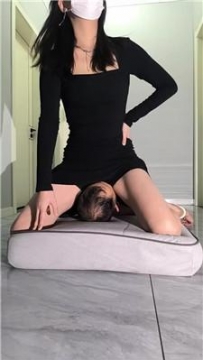 【调教视频】【温妤】玉足舔-强制坐脸窒息 bf55002