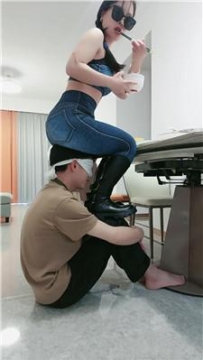 【调教视频】【南月女神】长靴S-物化家具奴-脚下喂食【下】 JS250315-40