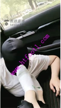 TL20758 心甜夫妻S车内舔白袜26分钟
