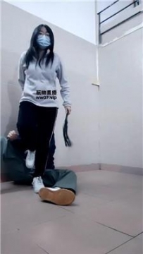 【调教视频】【奇了怪了】运动鞋白袜踢踹踩踏 JS250310-2