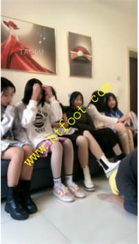 TL26591 精神小妹带新素人群调46分钟