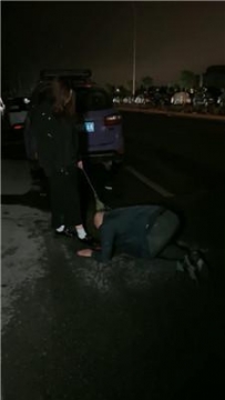 【调教视频】【苏苏】皮鞋白袜-户外公开处刑【双视角版】 JS250508-20