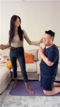 【调教视频】【埋汰】牛仔裤坐脸/原味棉袜脚踩虐 JS250109-31