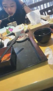 TL9610 歌迪丝 到主人脚下吃食