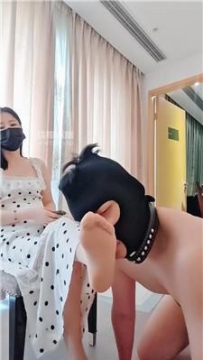 【调教视频】【秋大大】拴狗链-铆钉高跟玉足舔 JS250715-44