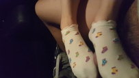 半夜接可爱女友下班-在车里让她用温热棉袜脚给我FJ吐！要不要这么爽！