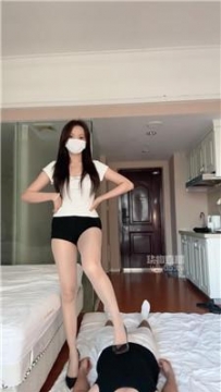 【调教视频】【泡芙】腿绞窒息-脚下喂食-高跟踩【完整版】 bf59012
