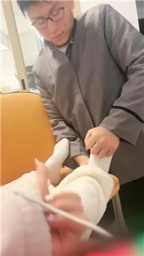 【调教视频】【薇薇情侣主】下跪伺候白袜女主人 JS250108-23