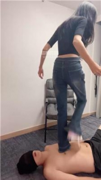 【调教视频】【广州慕丝工作室】高帮帆布鞋踩贱奴 bf58520