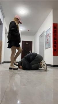 【调教视频】【莹莹】精神小妹-走廊遛狗暴揍 JS250316-39