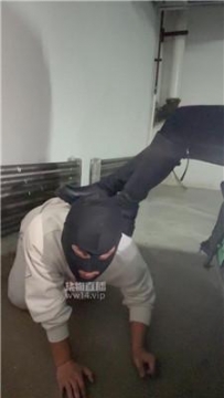 【调教视频】【77夫妻】车库内-长靴白袜玩贱奴 JS250926-6