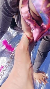 【调教视频】【小娘子】户外母狗恋足舔 JS251129-18