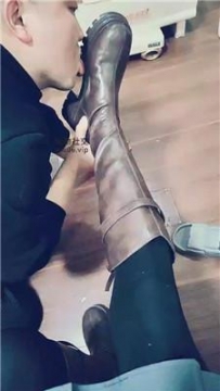 【调教视频】【山兔莓】清理脏长靴 JS250306-4