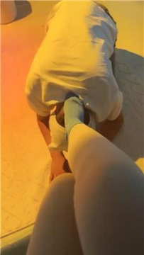 【调教视频】【灵灵s】脏运动鞋棉袜踩地毯奴 JS250704-11