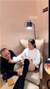 【调教视频】【可可夫妻】情侣主美腿踩喂食 bf60100