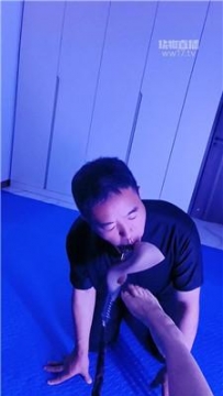 【调教视频】【诗恩】笼里囚禁狗继父 JS260105-40