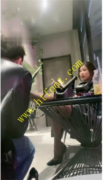 TL29410 歌迪丝】咖啡店公开让狗舔脚