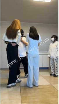 TL49094 精神小妹】被女混混抢钱殴打17分钟