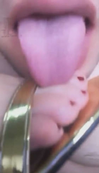 TL1953 冰城女王 舔金色高跟鞋美足 0413