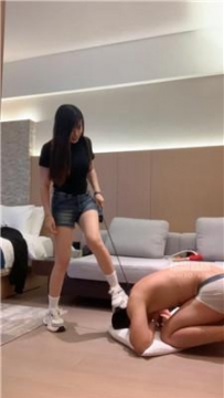 【调教视频】【苏西】骑狗脖-重度鞭打-白袜踩踏 bf56280