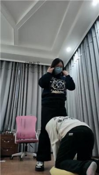 【调教视频】【拽拽】骑马鞭打/白袜脚踩虐 JS250116-11