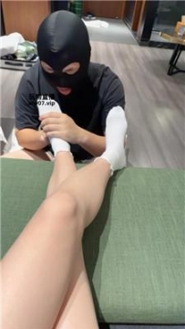 【调教视频】【Siu姐姐】桌底视角-玉足蹂躏踩地毯奴 JS250324-29