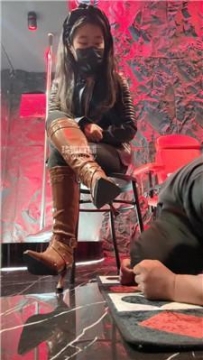 【调教视频】【77夫妻】酒吧高跟长靴碾压踩 JS251129-8