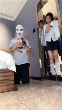 【调教视频】【佳佳】白袜学生主的脚下奴 bf55611