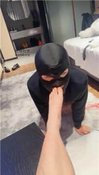 【调教视频】【小凤梨】纹身小妹的脚下骚狗 bf50548