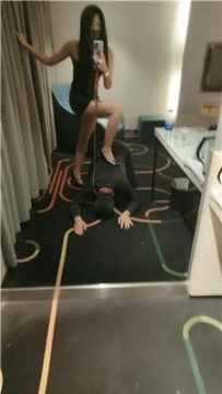 【调教视频】【珮珮】镜前羞辱-高跟美腿踩踏虐打 bf49158