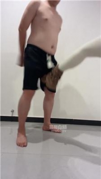 【调教视频】【情侣s】连环踢裆-闻舔脏鞋黄棉袜 JS251006-33